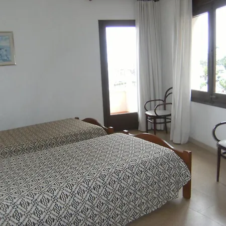Beachfront In Spain With Marina Views 公寓