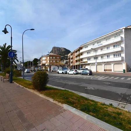 Beachfront In Spain With Marina Views 公寓 *